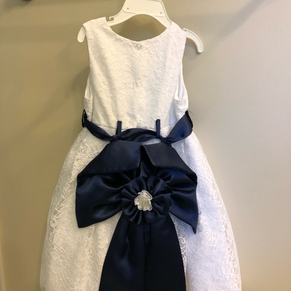Beautiful girls dress size 3t. White w/ navy bow
